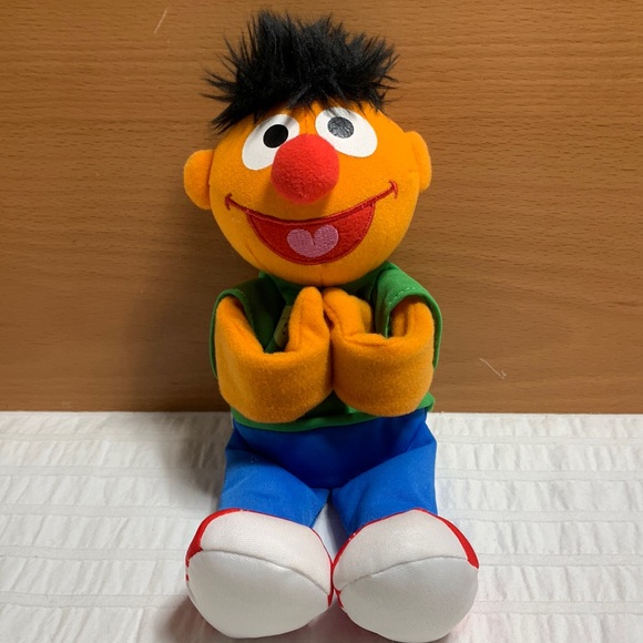 Ernie Hugs Forever Friends - Sesame Street by Hasbro - Picture 1 of 9